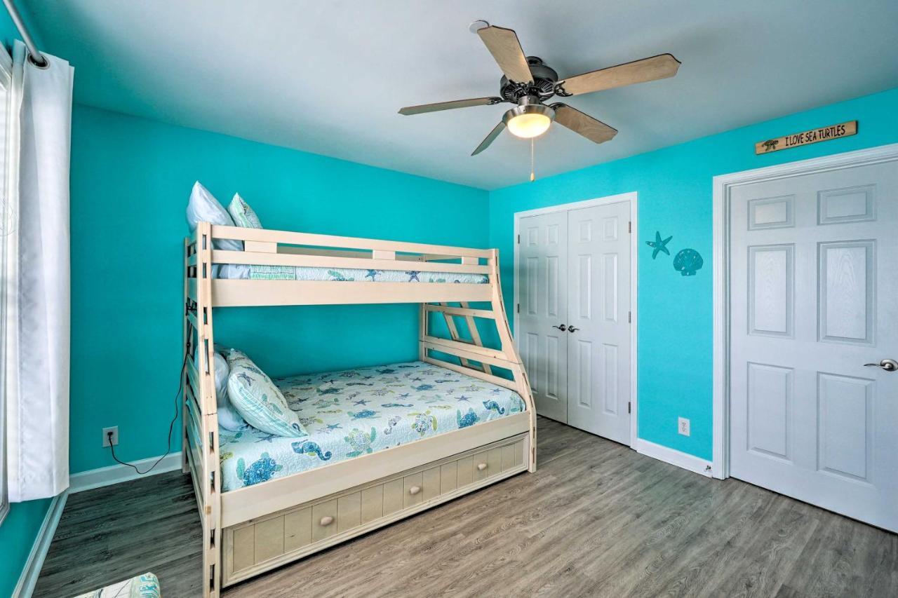 Ocean-View Oak Island Condo, 1 Block To Beach! Екстер'єр фото